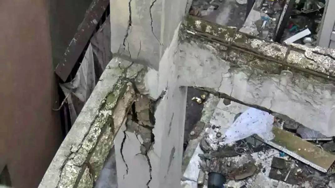 Dökülen binanın önünden geçmeye dahi korkarken istenen kira bedeli 'Pes' dedirtti! Resmen 60 yıllık 'tabutta' yaşıyorlar 12